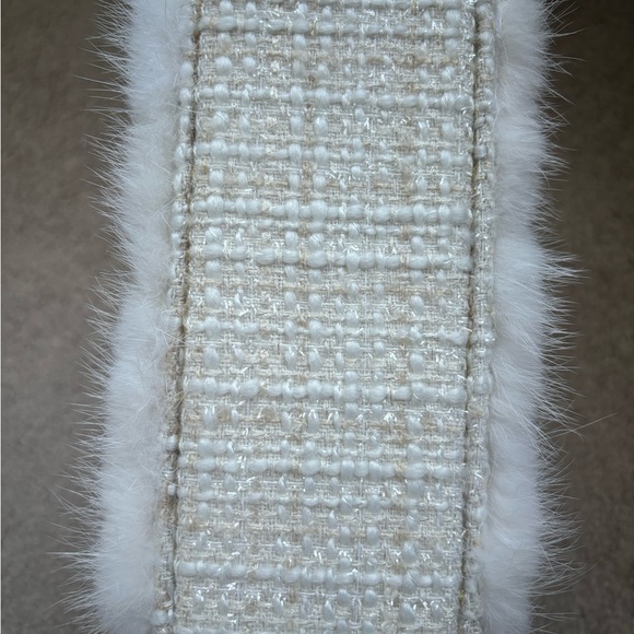 New, white woolen hand bag, Chanel style with pearl handle - Picture 3 of 5